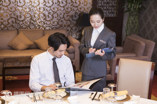 酒店餐廳服務(wù)員點(diǎn)菜環(huán)節(jié)的餐飲管理優(yōu)化策略